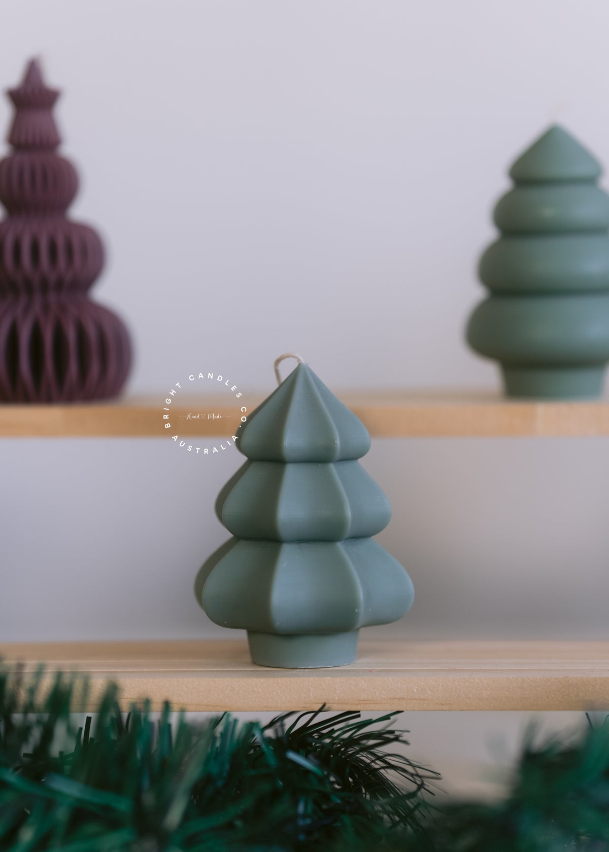 Tiered geometric Christmas tree candle, handmade coconut-soy wax decor (photo 5)