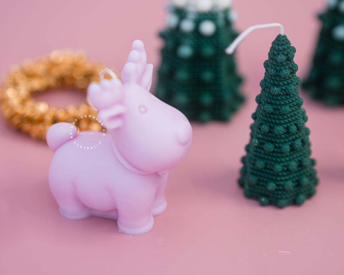 Cute sitting reindeer Christmas candle, handmade coconut-soy wax decor (photo 5)