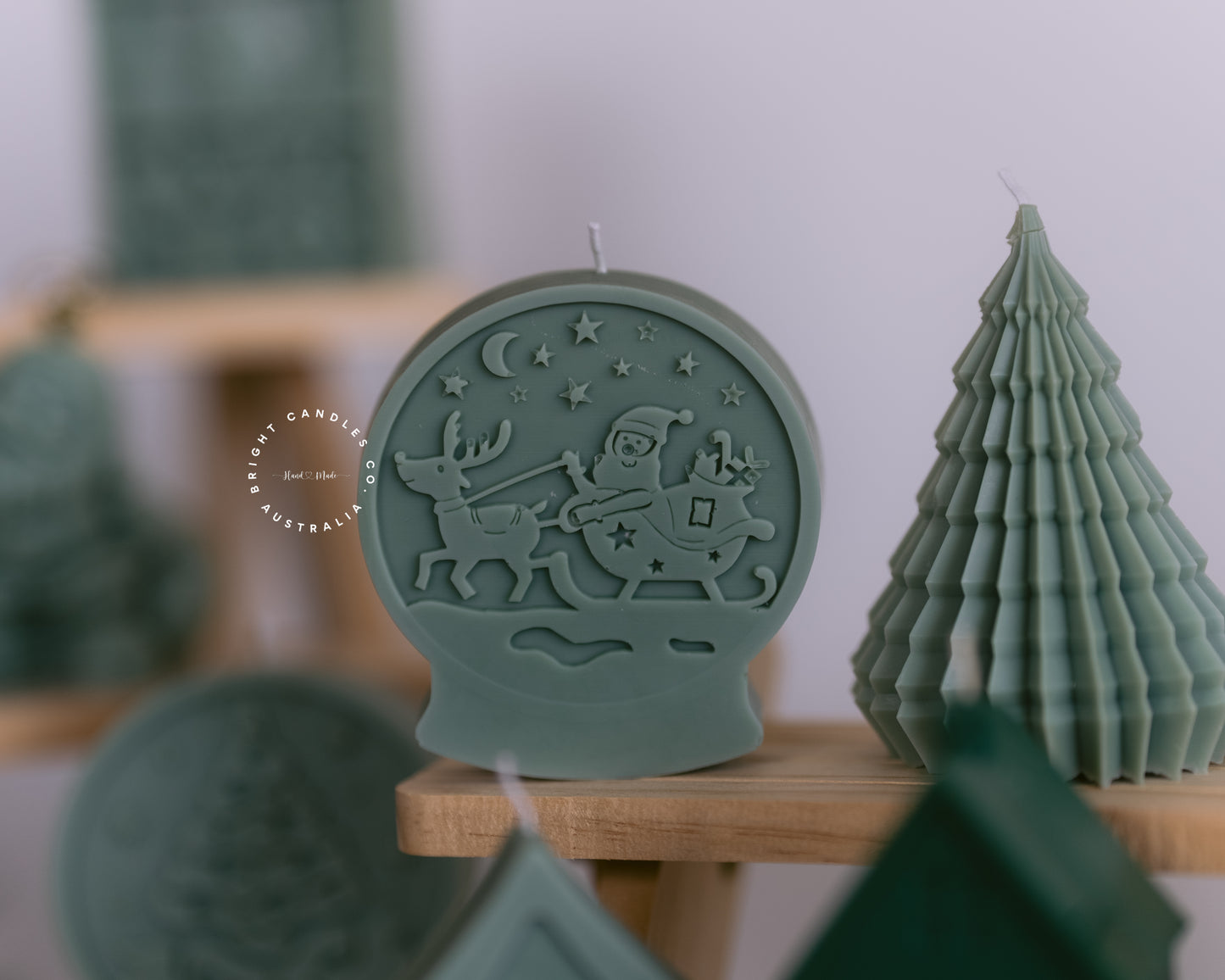 Santa sleigh snow globe Christmas candle, handmade coconut-soy wax decor (photo 6)